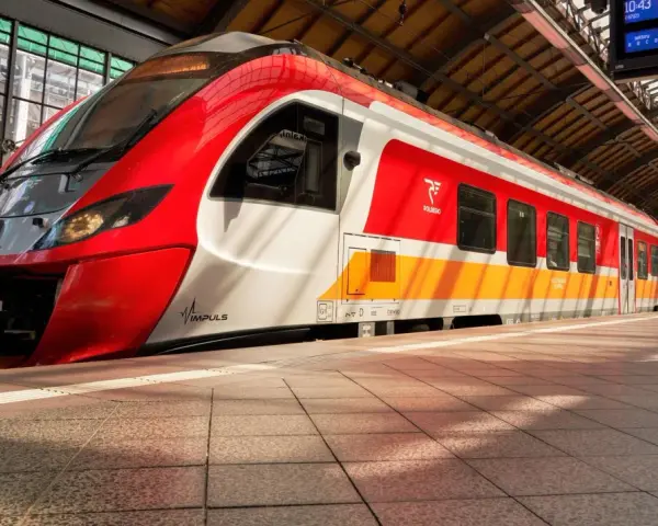 Nowoczesny pociąg Polregio Impuls na stacji. Bez opłaty za wydanie biletu w pociągu regio, podróż jest przyjemniejsza.