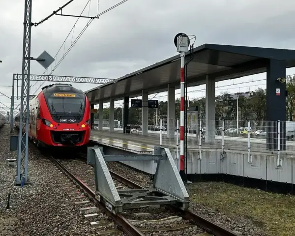 Czerwony pociąg PKP stoi na peronie. Może czas na zwrot biletu PKP i zmianę planów?