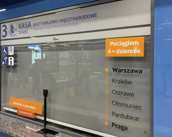 Kasa biletowa z informacją o trasach pociągów Leo Express: Warszawa, Kraków, Ostrawa, Ołomuniec, Pardubice, Praga.