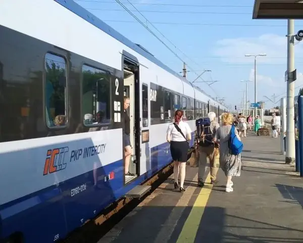 PKP Intercity: Wcześniejszy pociąg? Zmień bilet i jedź bez problemów!