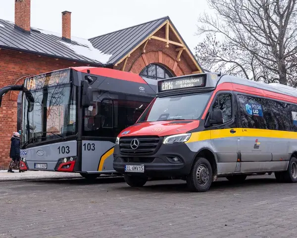 Autobusy i bus w Pabianicach, Łódzkie. Jeden z nich to linia 103, drugi to LA14 jadący do Dłutowa.