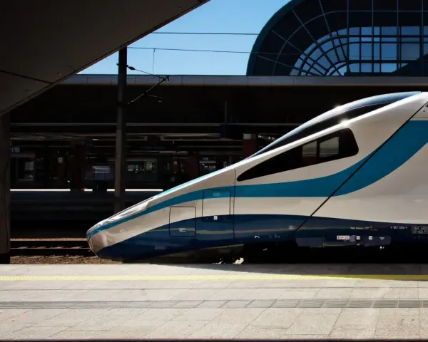 Nowoczesny pociąg Pendolino PKP Intercity na peronie. Zastanawiasz się, jak otworzyć drzwi w Intercity? Zwykle wystarczy nacisnąć przycisk lub lekko pchnąć.