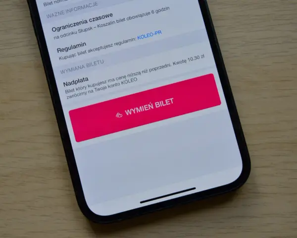 Na ekranie telefonu widzisz opcję wymiany biletu na Koleo. Możesz też sprawdzić regulamin i nadpłatę, która wróci na Twoje konto.