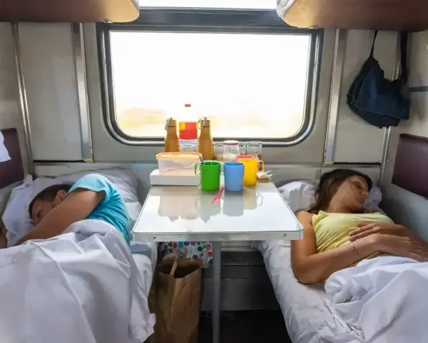 Para podróżuje w wagonie sypialnym 2-osobowym. Cena za nocleg jest przystępna, a widok z okna zachwyca.