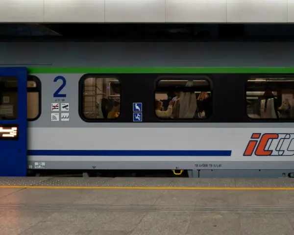 Senior w PKP: Zniżki 30% i 37% uniknij błędów!