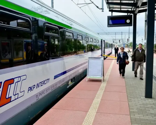 PKP Intercity na peronie. Tablica informacyjna obok pociągu, może zawierać dane o zgubionych rzeczach, jak w biurze rzeczy znalezionych PKP.