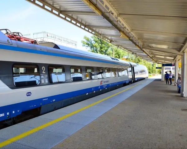 Pociąg PKP Intercity na peronie, czekający na pasażerów. Czyżby opóźnienia pociągów Warszawa?
