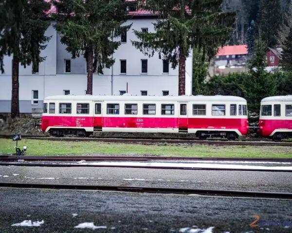 Kolej izerska wita pasażerów. Czerwono-białe wagony czekają na turystów, którzy kupią bilety na malowniczą podróż.