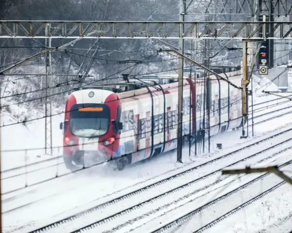 Pociąg w śniegu, mimo strajku maszynistów, jedzie po torach.