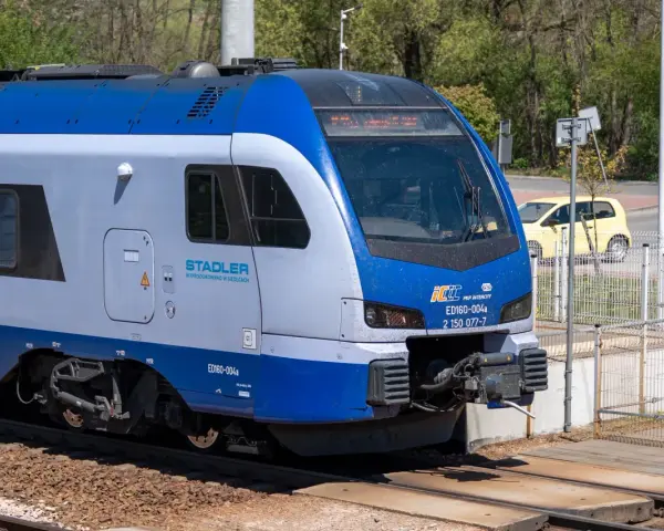 Nowy pociąg PKP Intercity ED160-004a Stadler gotowy do podróży.