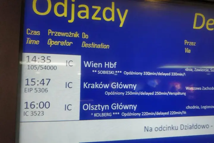 Aktualne opóźnienia pociągów Intercity: Wien Hbf opóźniony 330 min, Kraków Główny 250 min, Olsztyn Główny 220 min.