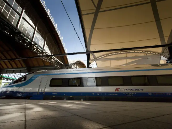 Nowoczesny pociąg PKP Intercity EIC na peronie pod zadaszeniem.