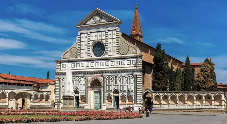 Bazylika Santa Maria Novella we Florencji, niedaleko dworca kolejowego, z piękną fasadą i kwitnącymi różami.