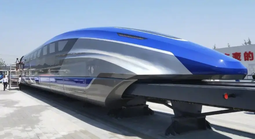 Nowoczesny pociąg maglev w kolorze niebiesko-srebrnym, gotowy do podróży z zawrotną prędkością.
