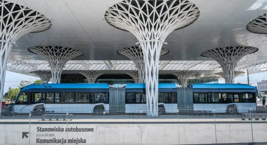 Nowoczesny dworzec autobusowy w Lublinie, z niebieskim autobusem i charakterystycznymi, drzewiastymi podporami dachu. Podróż z Lublina do Białej Podlaskiej tym środkiem transportu to czysta przyjemność.