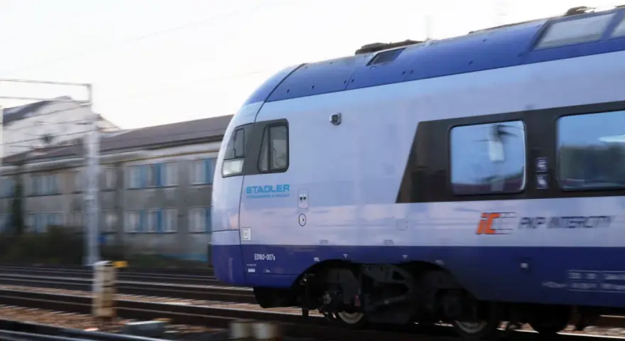 Pociąg PKP Intercity Stadler ED160-007a w ruchu na torach.