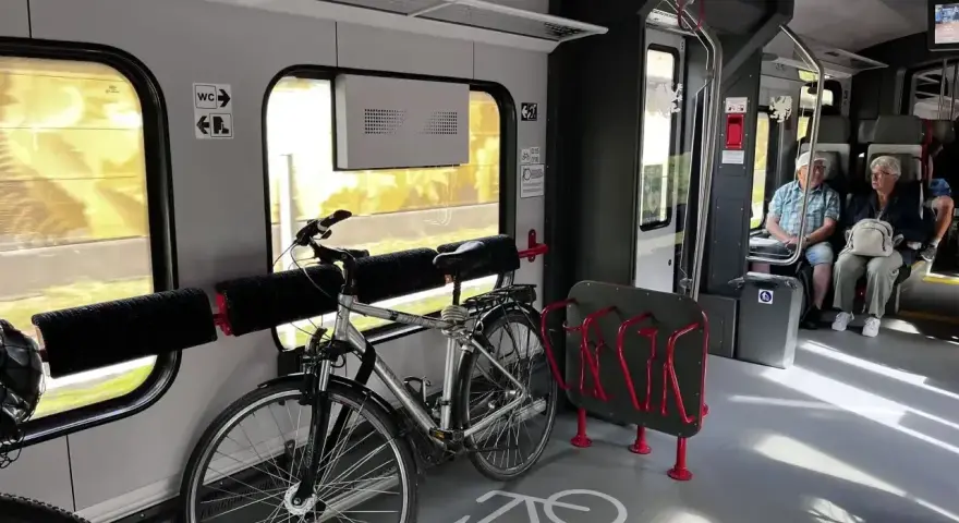 Rowerzyści w pociągu: specjalne miejsce na rowery ułatwia podróżowanie. Jak powiesić rower w pociągu? Tutaj jest to proste!
