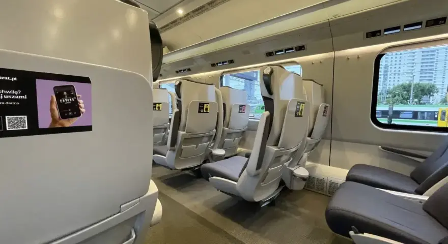 Komfortowe fotele w wagonie 1 klasy Intercity. Czas na zasłużony poczęstunek i relaks podczas podróży.