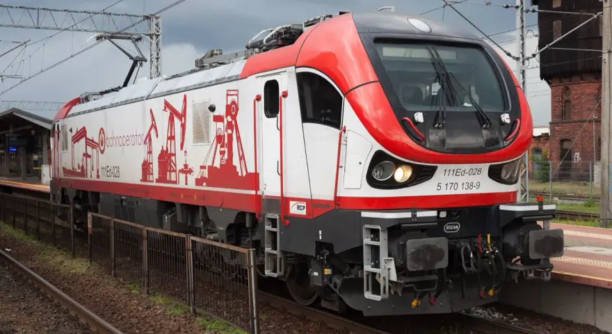 Szynobus PKP Gorzów z charakterystycznym malowaniem. Rozkład jazdy szynobusu wkrótce na tablicy.