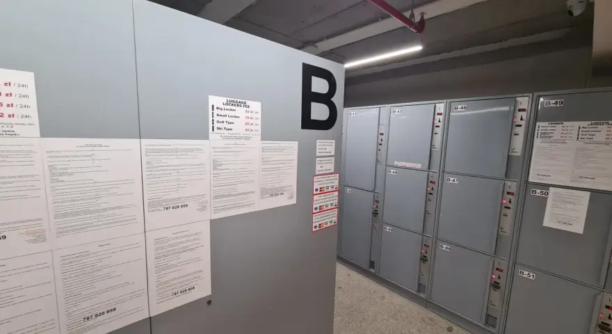 Gdynia dworzec główny: przechowalnia bagażu oferuje szafki w różnych rozmiarach. Cennik: Big Locker 22 zł/24h, Small Locker 18 zł/24h.