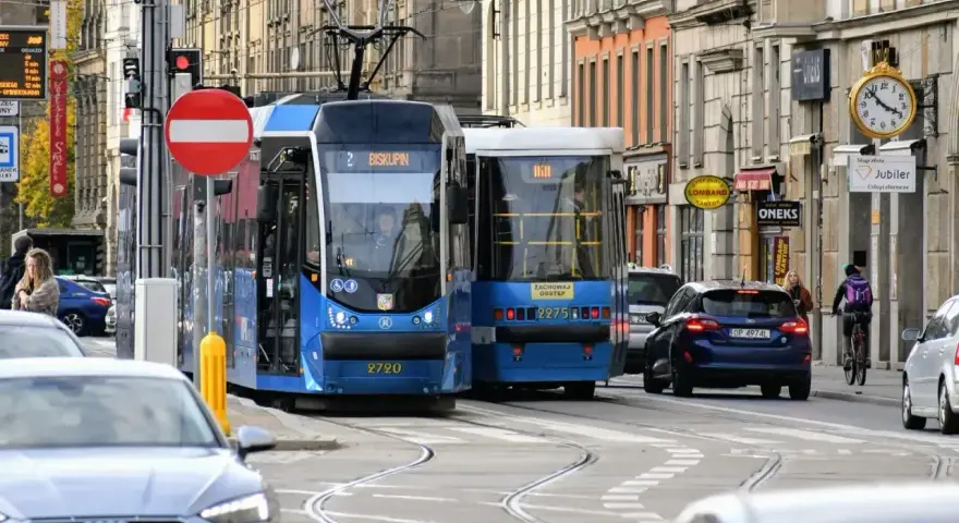 Tramwaj z dworca w Krakowie do Prokocimia? Linia 2 jedzie w kierunku Biskupina. Zobacz, jak dojechać z dworca w Krakowie do Prokocimia, korzystając z komunikacji miejskiej.