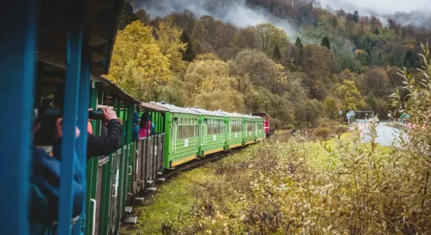 Pociąg turystyczny w jesiennych Bieszczadach, podróż z Krakowa przez malownicze krajobrazy.