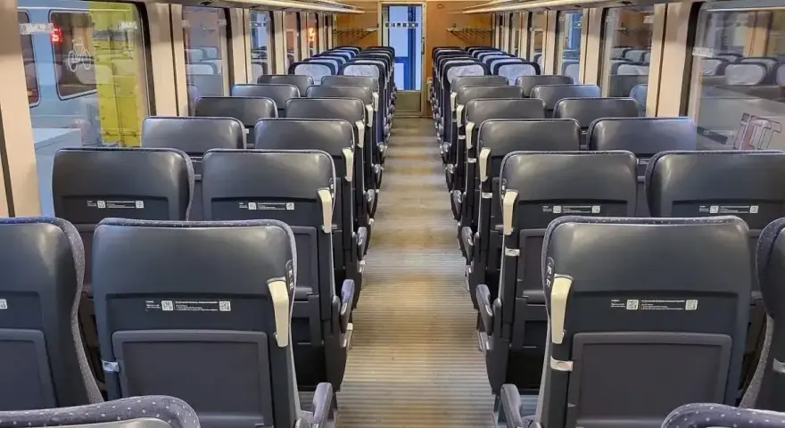 Puste siedzenia w wagonie TLK 1 klasa i 2 klasa. Czekają na pasażerów.