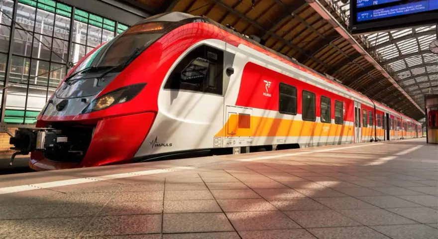 Nowoczesny pociąg Polregio Impuls na stacji. Bez opłaty za wydanie biletu w pociągu regio, podróż jest przyjemniejsza.
