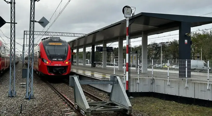 Czerwony pociąg PKP stoi na peronie. Może czas na zwrot biletu PKP i zmianę planów?