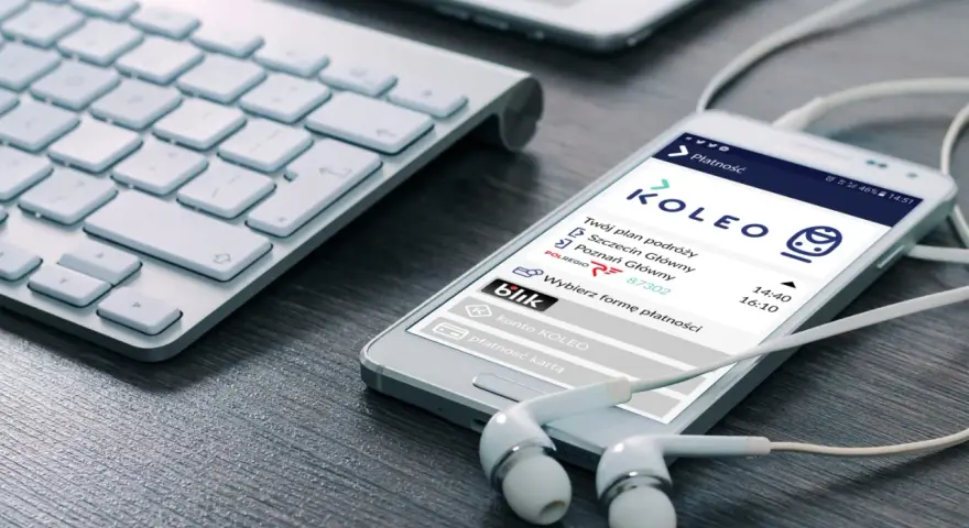 Smartfon z aplikacją KOLEO pokazuje plan podróży i opcje płatności, oferując ulga ustawowa przy zakupie biletów.