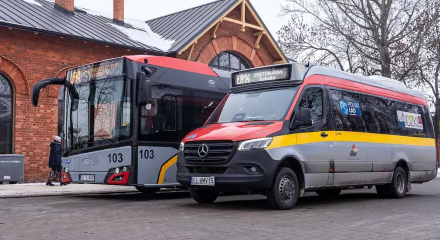 Autobusy i bus w Pabianicach, Łódzkie. Jeden z nich to linia 103, drugi to LA14 jadący do Dłutowa.