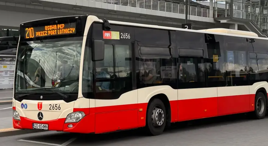 Autobus linii 210 "Osoba PKP przez Port Lotniczy" czeka na pasażerów. To wygodny dojazd z dworca PKP do lotniska w Gdańsku.