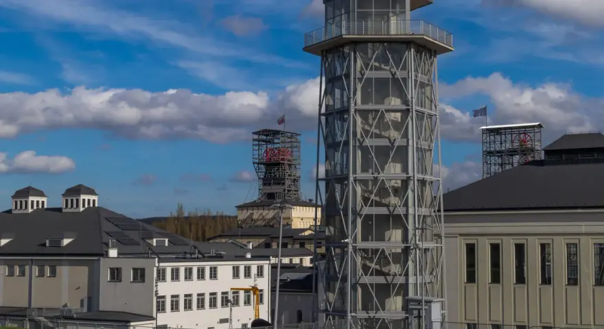 Nowoczesne budynki i wieże przemysłowe w Wałbrzychu. Może to miejsce oferuje ulgi dla emerytów?