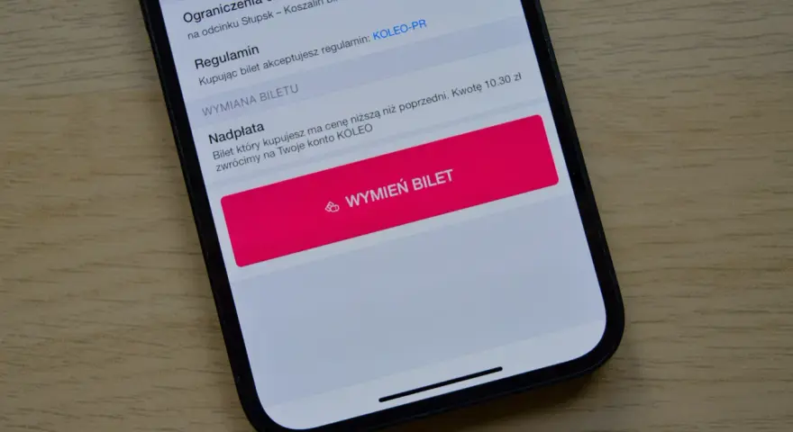 Na ekranie telefonu widzisz opcję wymiany biletu na Koleo. Możesz też sprawdzić regulamin i nadpłatę, która wróci na Twoje konto.