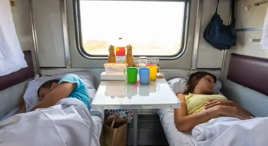 Para podróżuje w wagonie sypialnym 2-osobowym. Cena za nocleg jest przystępna, a widok z okna zachwyca.