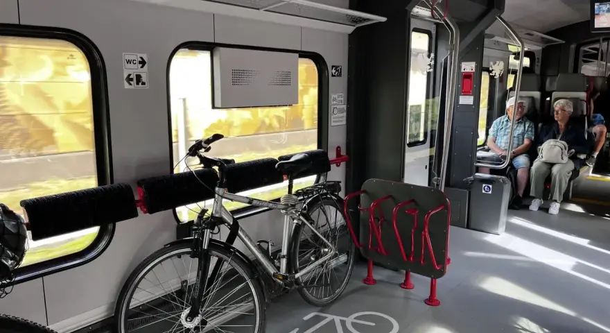 Wnętrze pociągu PKP z miejscami na rowery. Dowiedz się, jak kupić bilet na rower PKP, by podróżować z nim bez problemu.