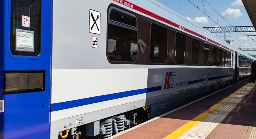 Pociąg PKP Intercity z wagonem restauracyjnym, gotowy do podróży. Czy w Intercity jest wars? Tak, ten wagon to dowód!