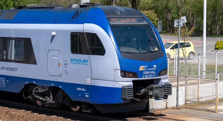 Nowy pociąg PKP Intercity ED160-004a Stadler gotowy do podróży.