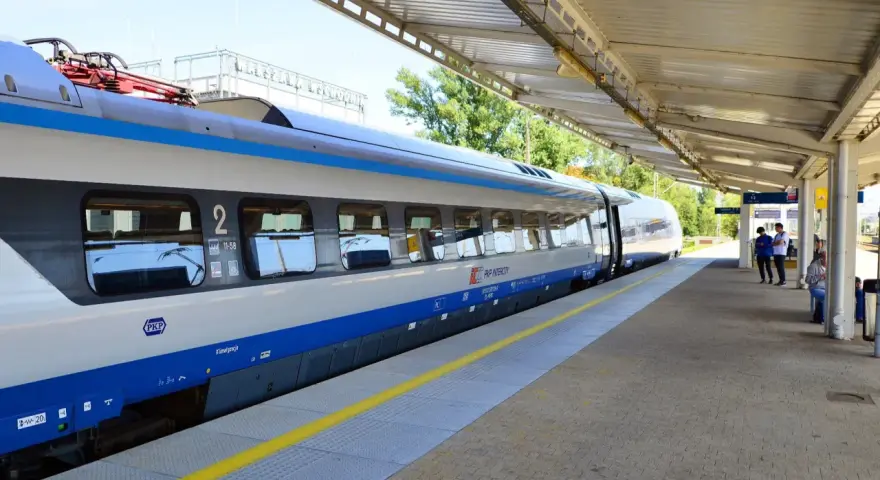 Pociąg PKP Intercity TLK czeka na pasażerów na peronie.