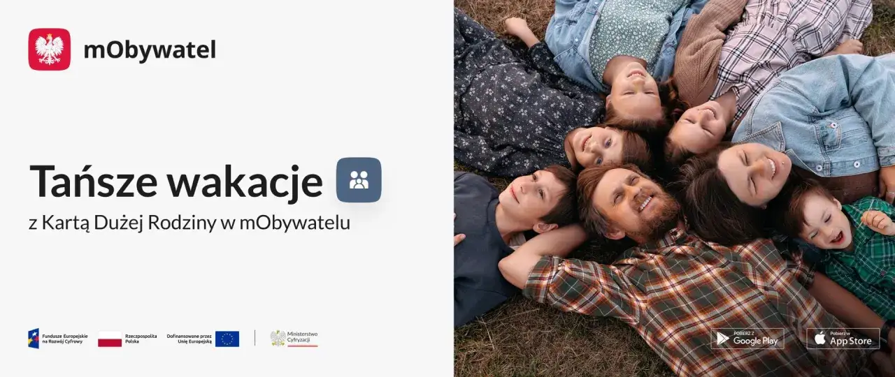 Tańsze wakacje z Kartą Dużej Rodziny w mObywatelu. Uśmiechnięta rodzina leży na trawie.