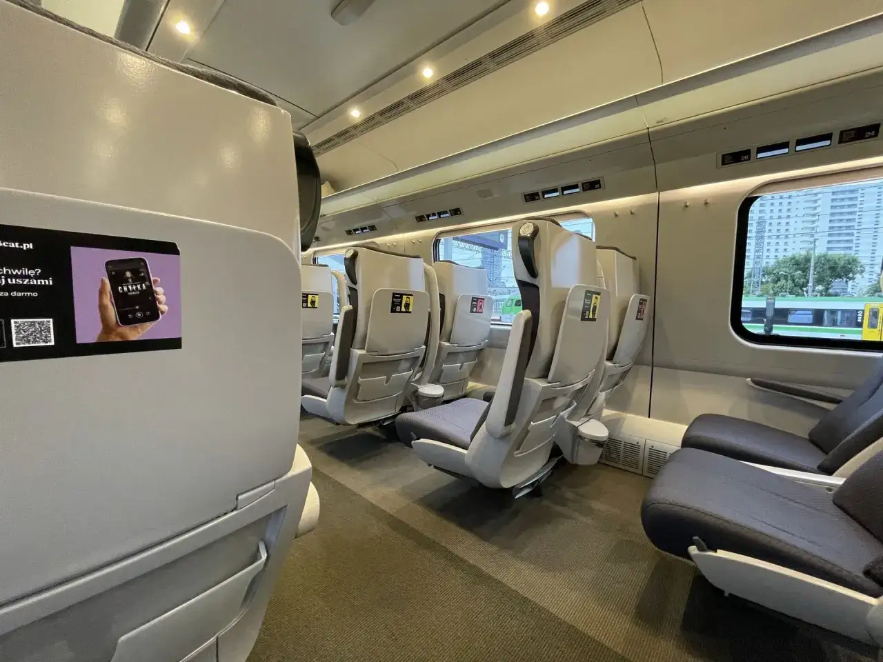 Komfortowe fotele w wagonie intercity 1 klasa. Czas na relaks i poczęstunek podczas podróży.