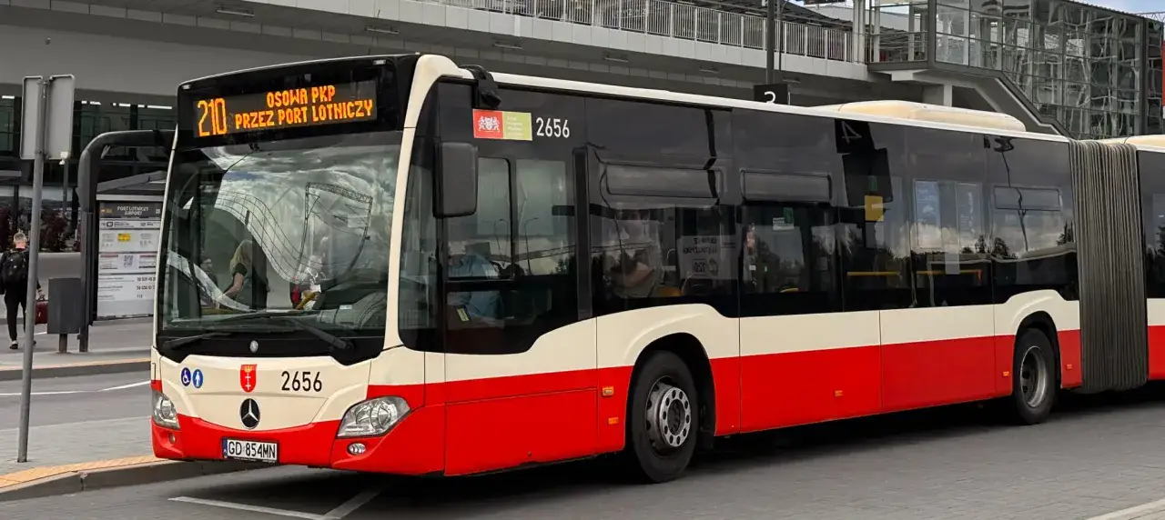 Autobus linii 210 z napisem 
