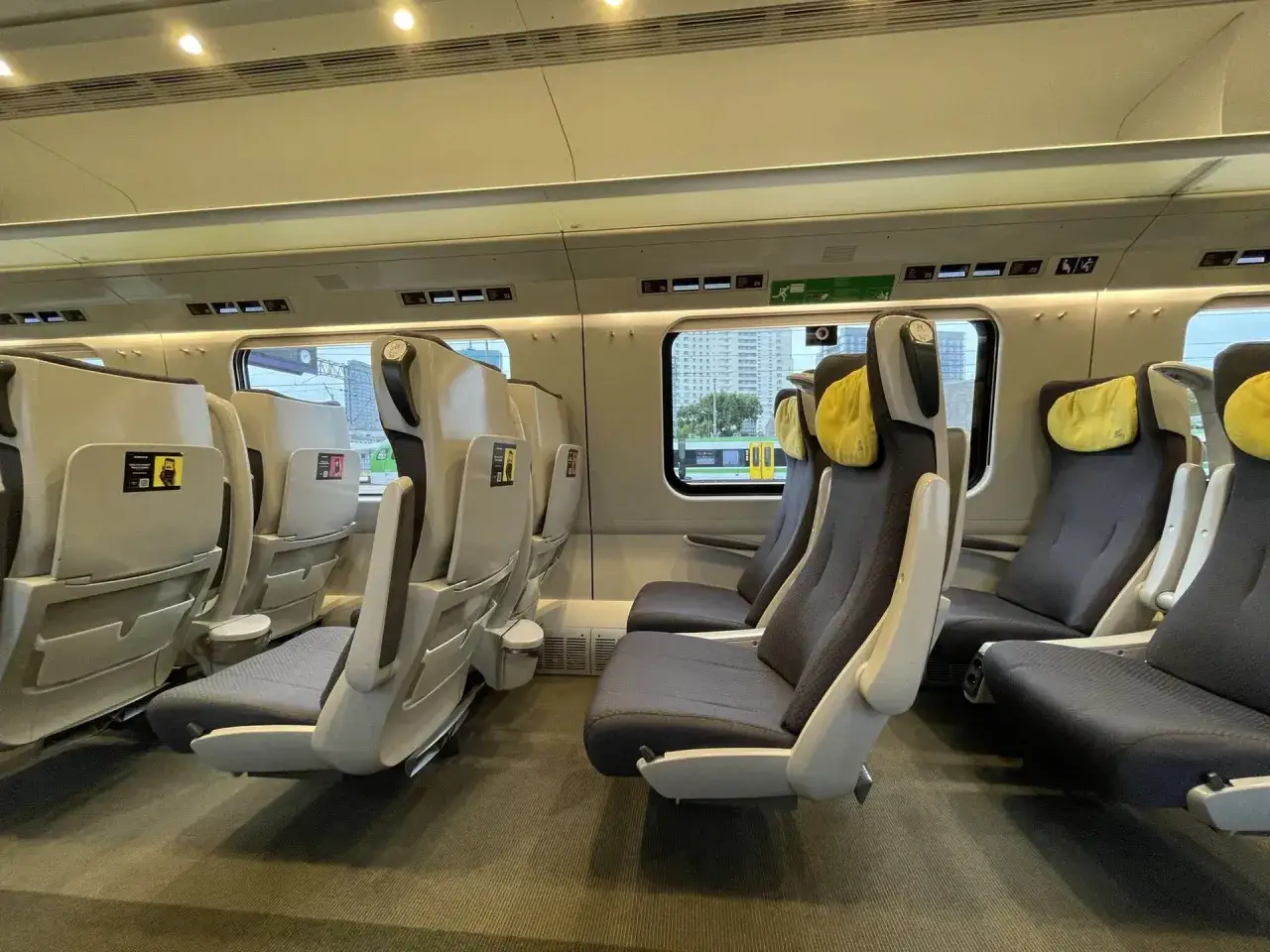 Wnętrze pociągu Pendolino w Polsce. Puste, wygodne siedzenia czekają na pasażerów.