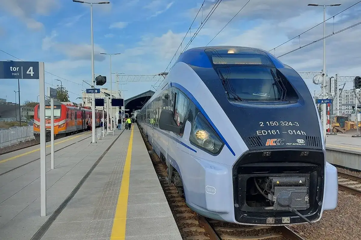 Nowoczesny pociąg PKP Intercity ED161 na torze 4, gotowy do podróży z Warszawy.