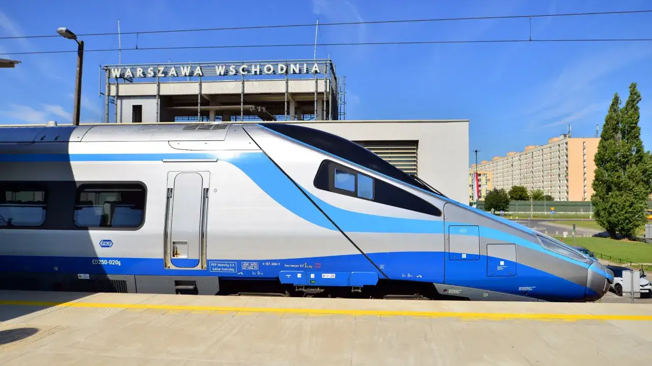 Pendolino na tle dworca Warszawa Wschodnia.