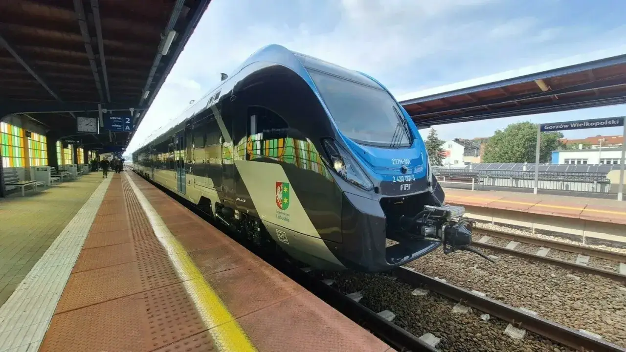 Nowoczesny szynobus PKP Gorzów Wielkopolski czeka na pasażerów. Sprawdź rozkład jazdy i wyrusz w podróż!