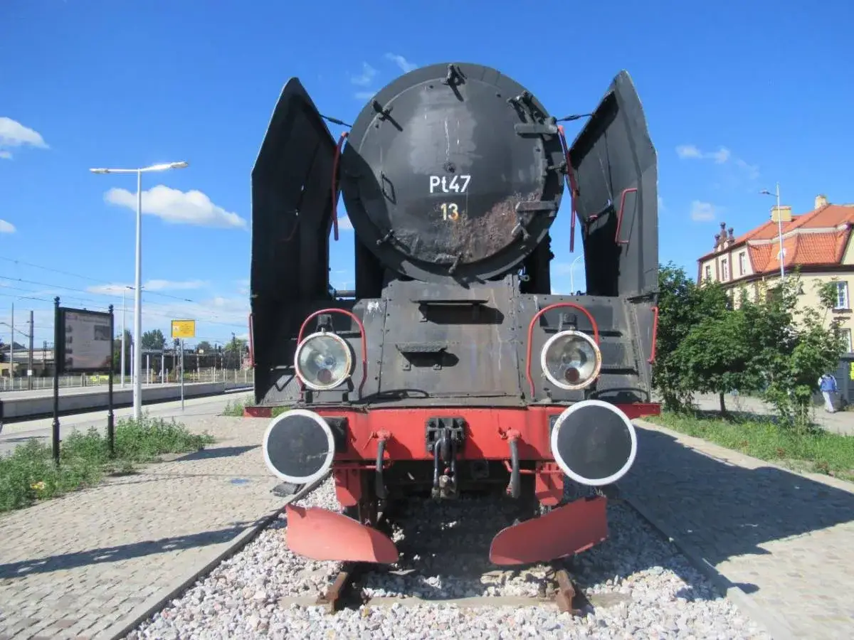 Parowóz PL47 13 na torach przy dworcu Skarżysko Kamienna.