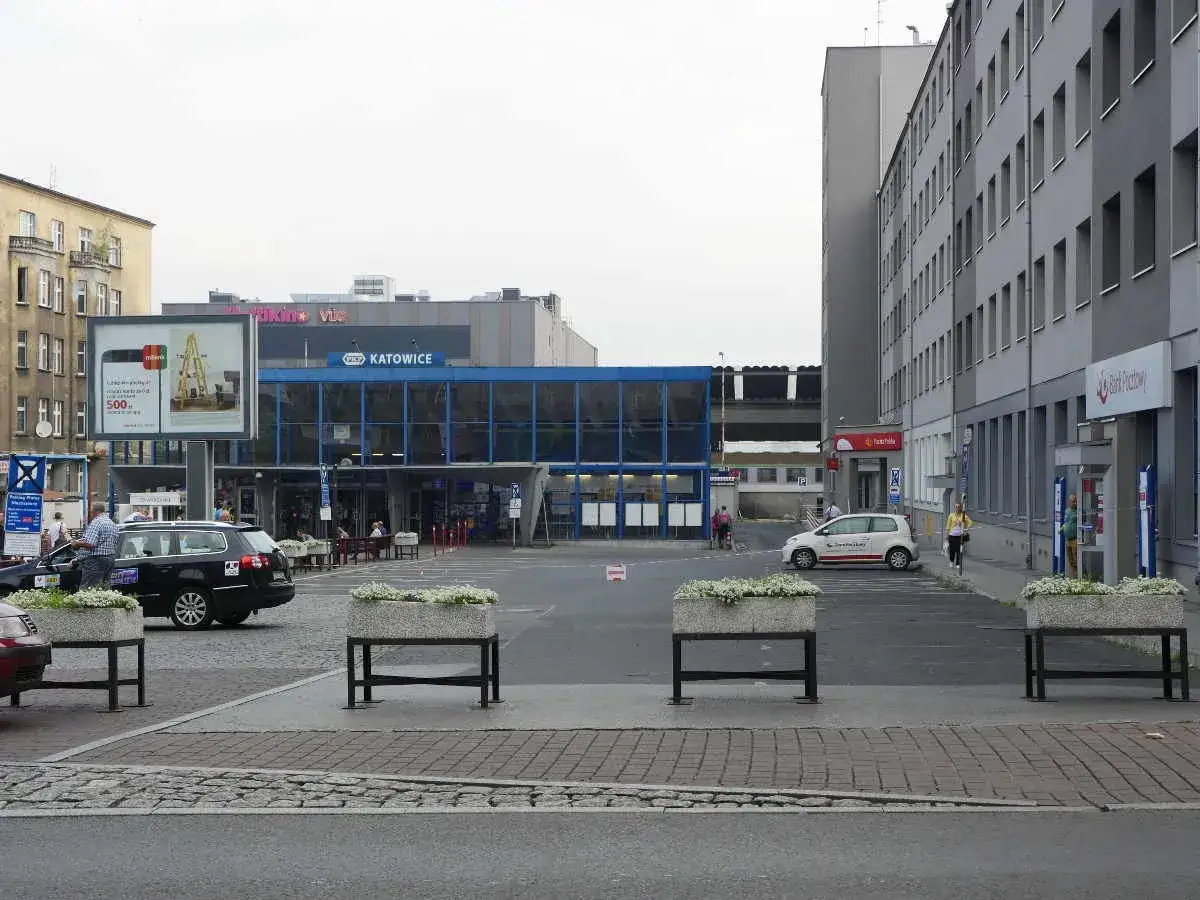 Plac Andrzeja w Katowicach, widok na dworzec PKP Katowice z parkingiem i budynkami.