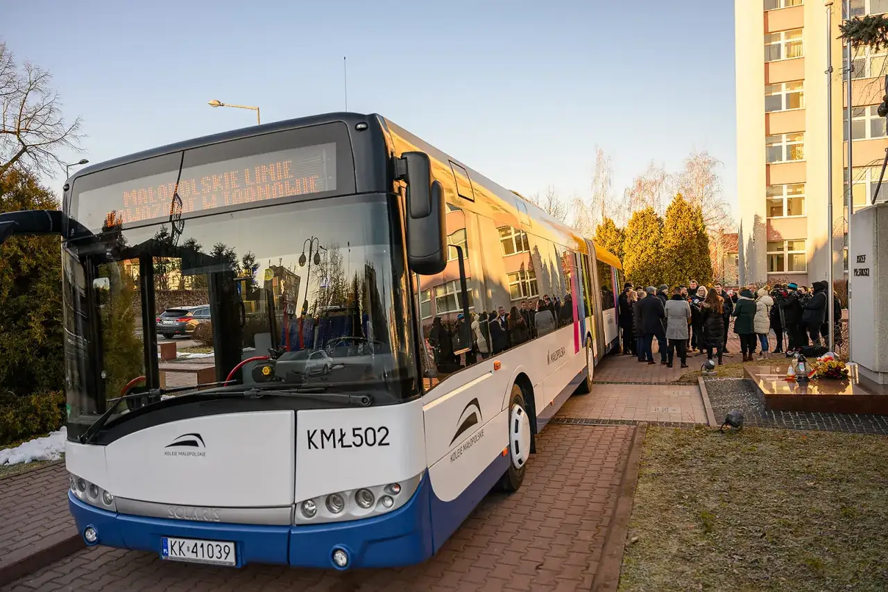 Autobus linii Małopolskie z napisem