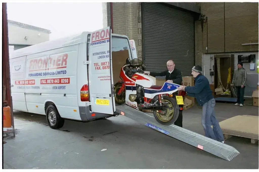 Sprzęt do transportu motocykla w busie